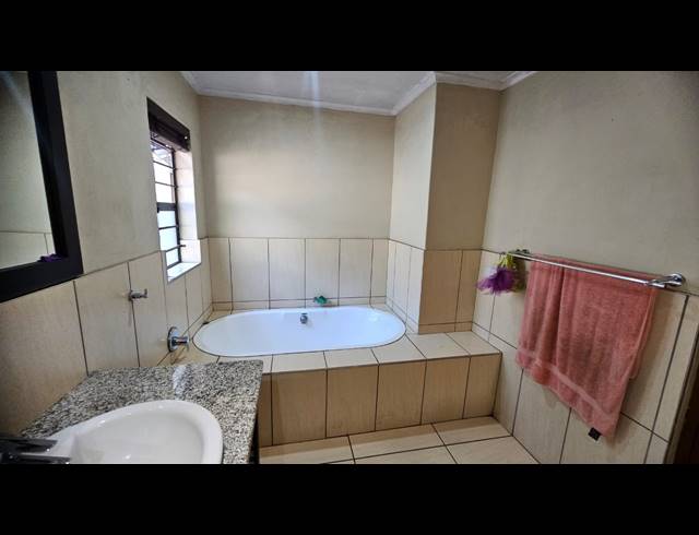 5 BEDROOM HOUSE FOR SALE IN FAIRVIEW